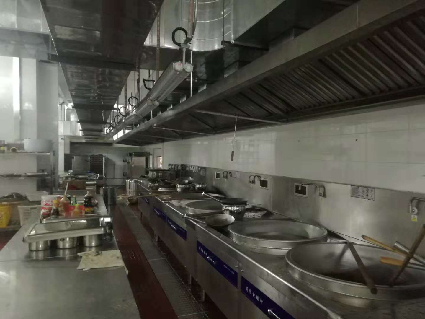 深圳雍隆廚房設(shè)備公司承接大型商用中央廚房工程不銹鋼廚具生產(chǎn)廠
