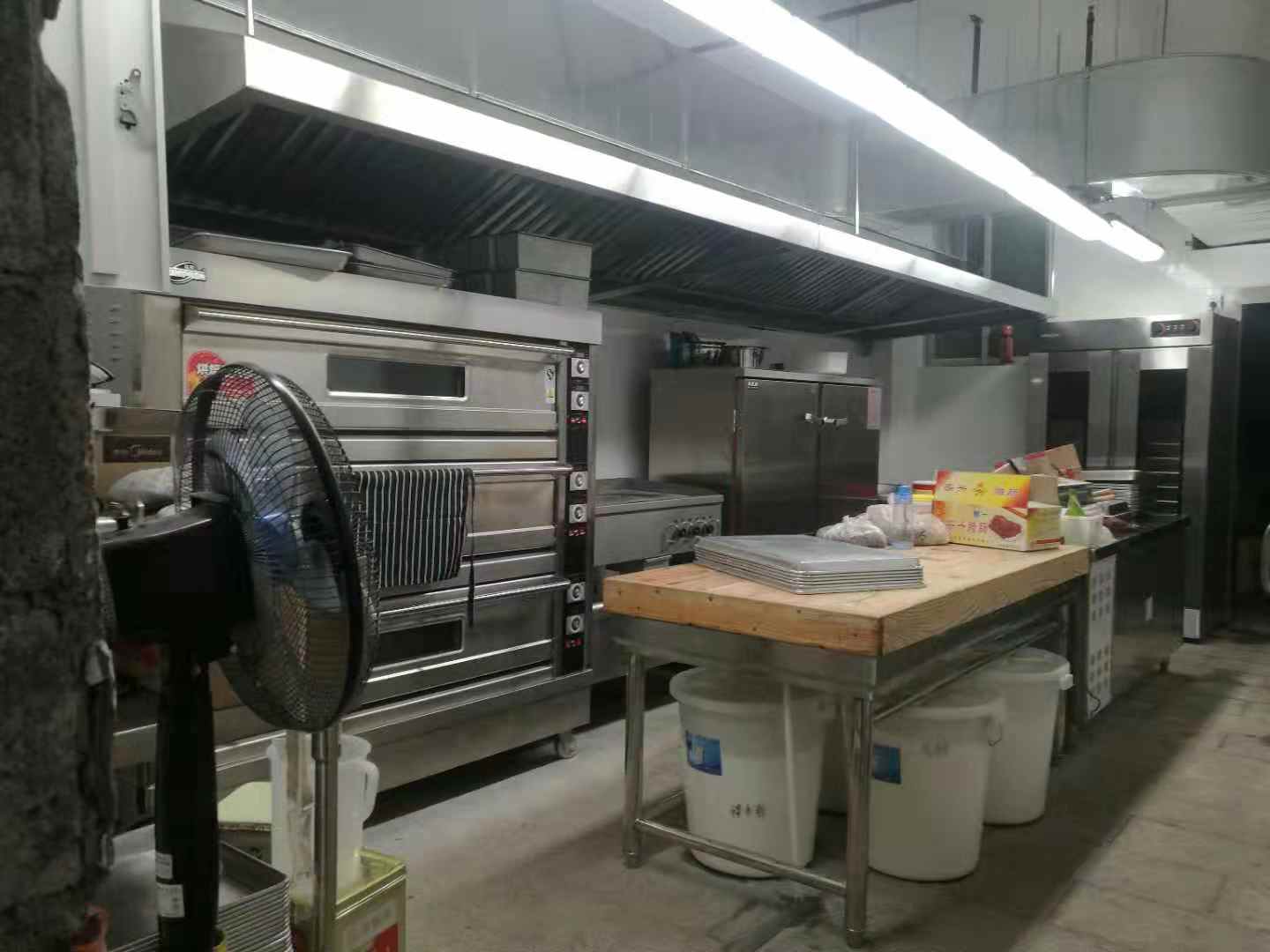 酒店餐廳飯店排煙管道安裝技巧及廚房設(shè)備采購的技巧