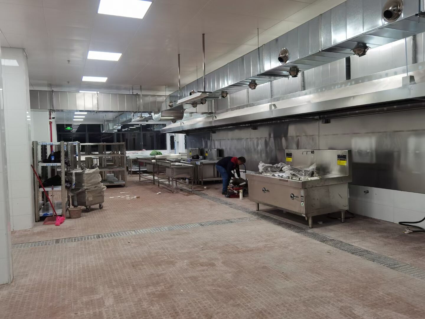 深圳市雍隆酒店餐廳商用廚房設(shè)備廠家專業(yè)安裝不銹鋼廚具設(shè)備